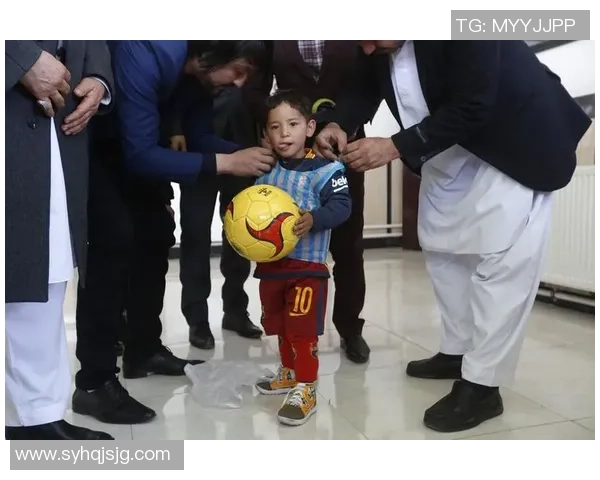 足球明星体贴小球迷的感人瞬间